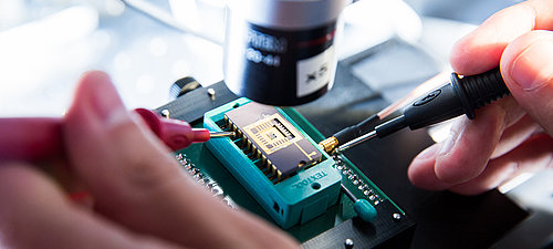 [Translate to Schweiz-DE:] Hardwareprüfung im Labor der TÜV Informationstechnik GmbH