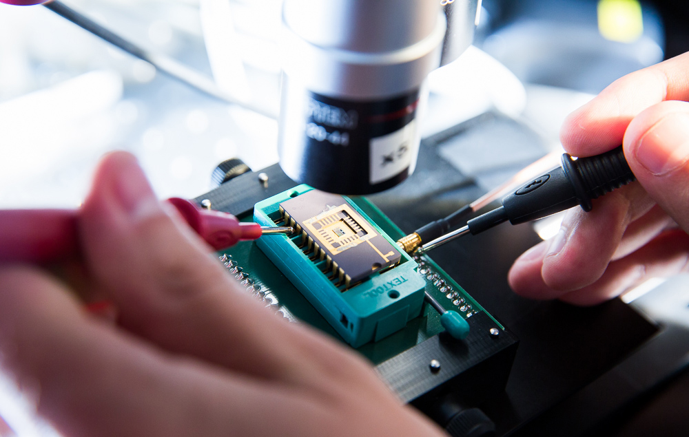 [Translate to Schweiz-DE:] Hardwareprüfung im Labor der TÜV Informationstechnik GmbH